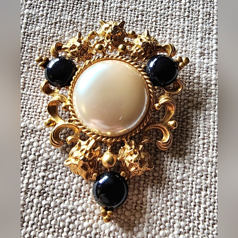 Vintage Avon Lion Head Brooch Victorian Faux Pearl Black Cabochon Pin 1980